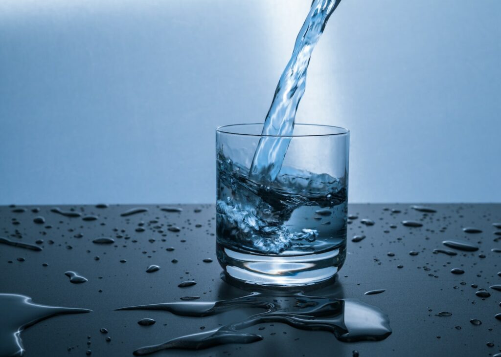 שמירה על לחות על ידי שתיית כמות נאותה של מים היא חיונית לשמירה על תפקודי הגוף וקידום הבריאות הכללית.