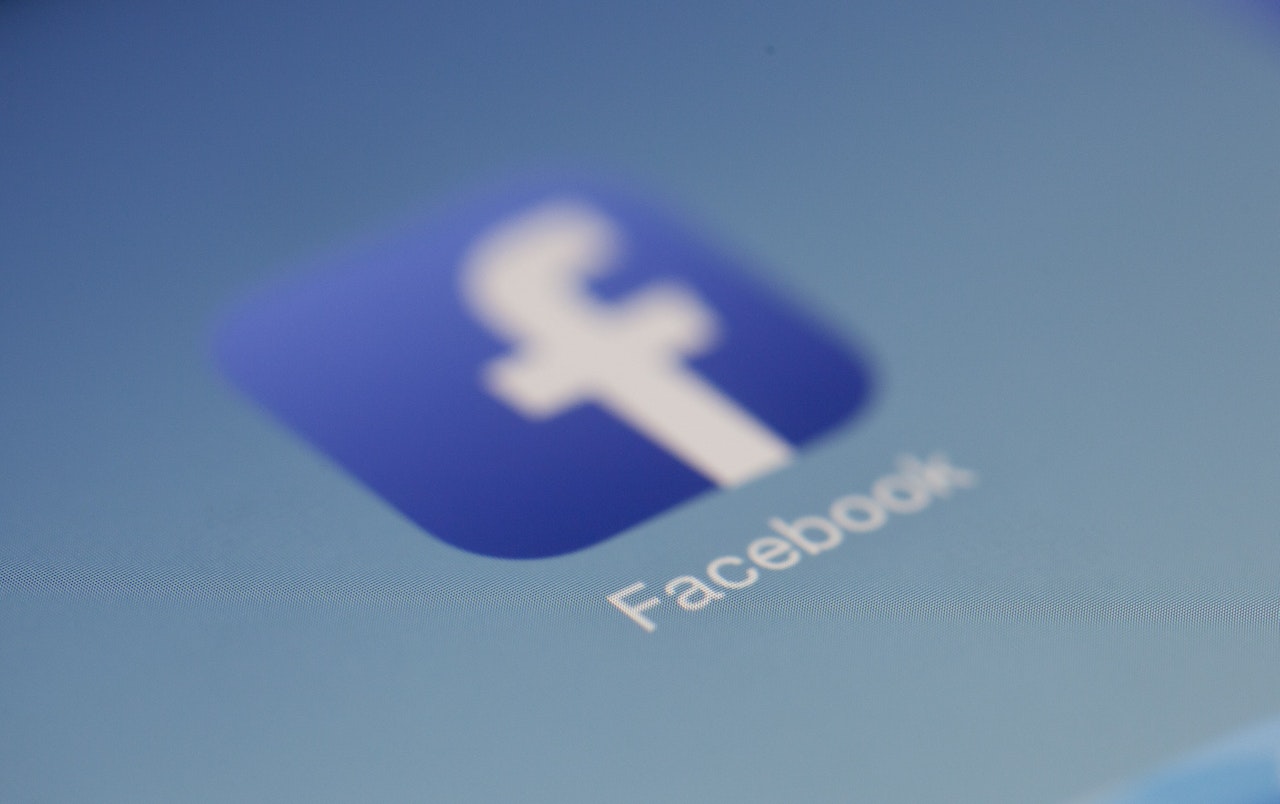 גלה את חידת פייסבוק: גלה מדוע ייתכן שאינך רואה את הפוסטים של חבריך וכיצד להחזיר את חוויית המדיה החברתית שלך.
